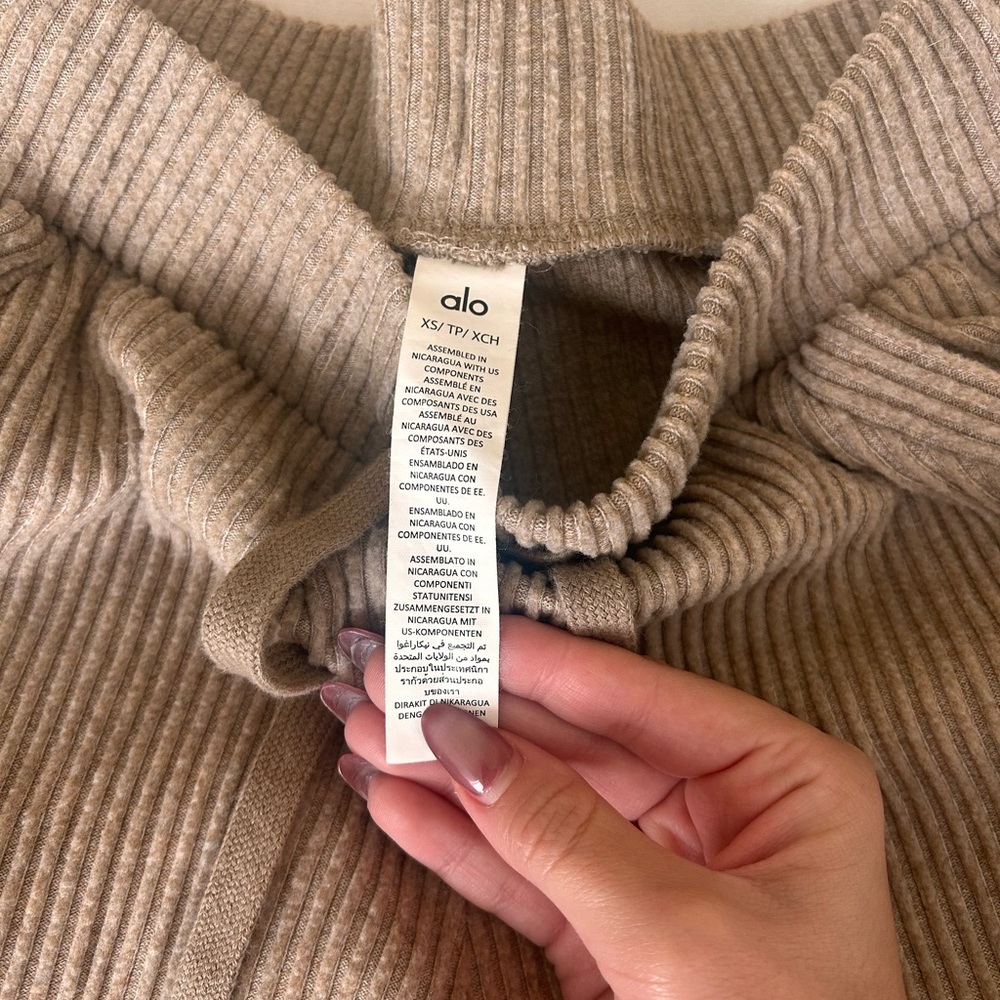 ALO Yoga Tan Ribbed Women Sweater and Sweatpants - Picture 8 of 9